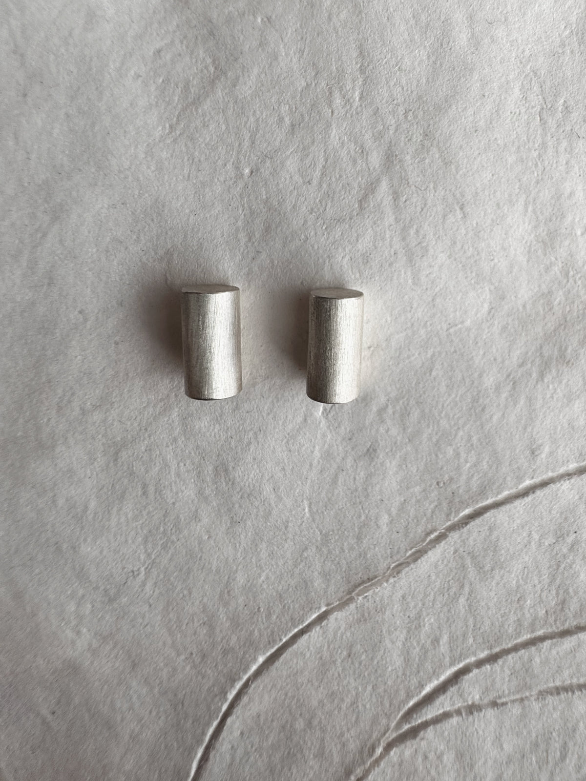 THE ROUND BAR EARRINGS