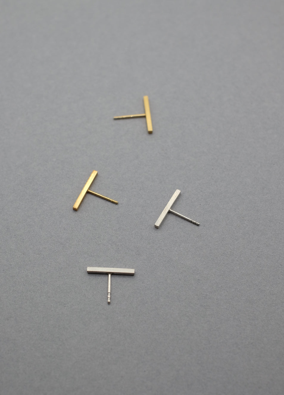 THE THIN SHORT STUD EARRINGS