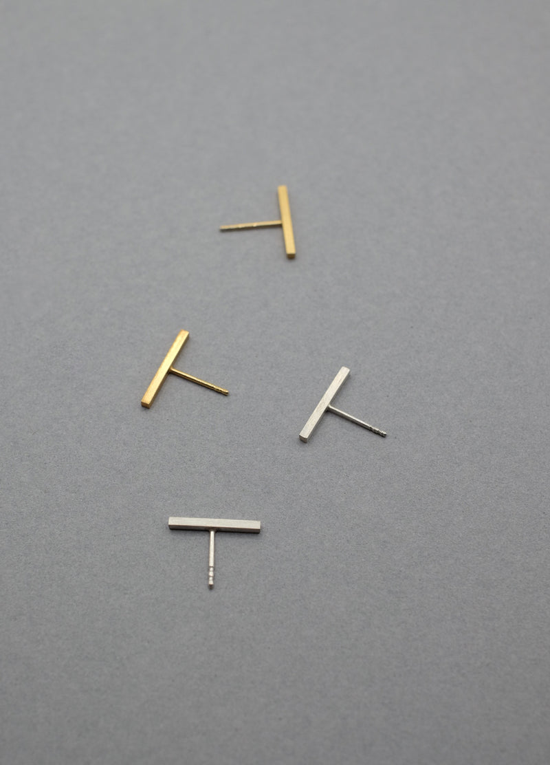 THE THIN SHORT STUD EARRINGS